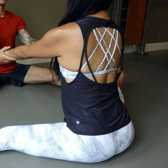 lululemon athletica Tops - Lululemon Chase Me Mesh Tank sz 6